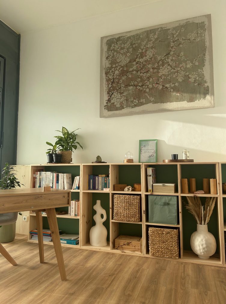Éléments décoratifs et ambiance chaleureuse dans le cabinet de Naosu Thérapie, à Rennes, près de Beaulieu, Longchamps et Plaine de Baud