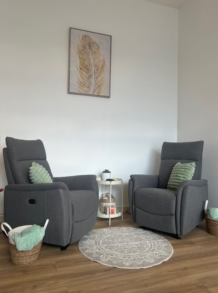 Espace fauteuils confortables dans le cabinet de Naosu Thérapie à Rennes, hypnose et thérapies brèves