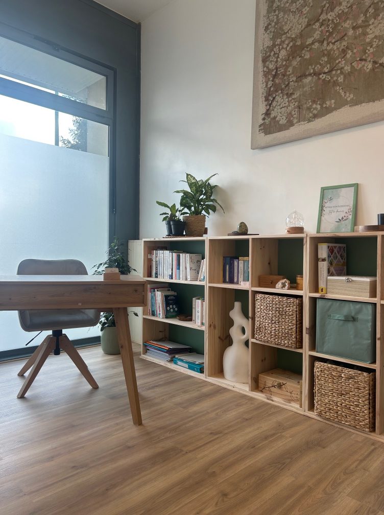 Vue générale du cabinet de Naosu Thérapie, hypnothérapeute à Rennes, espace calme et lumineux.