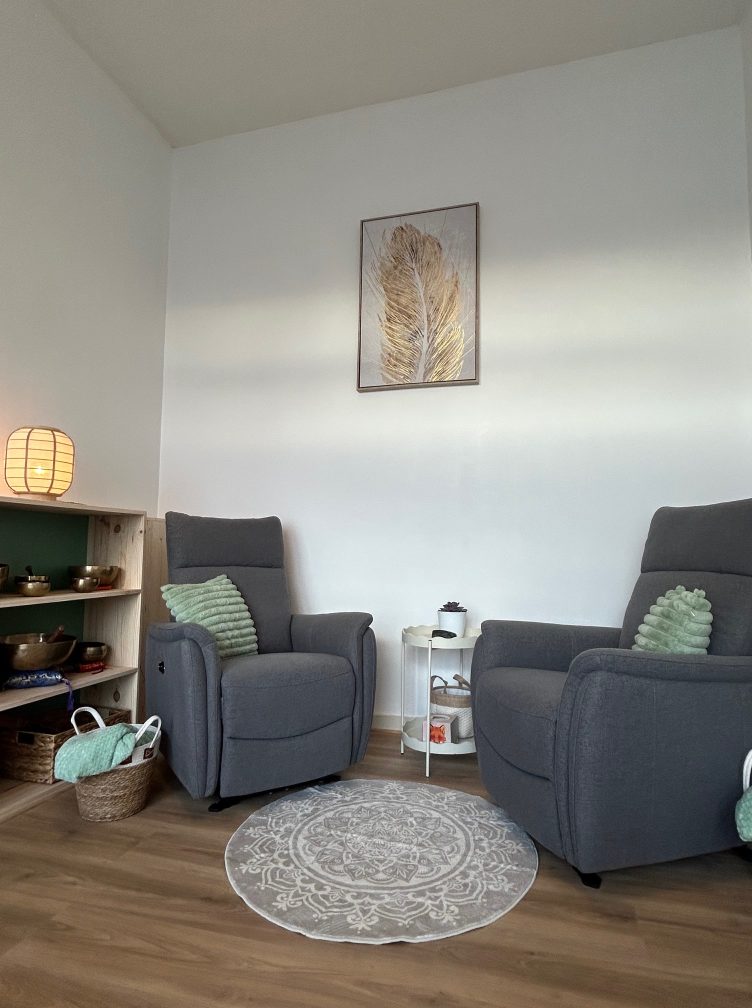 Coin consultation avec fauteuil confortable dans le cabinet de Naosu Thérapie, à Rennes (35)