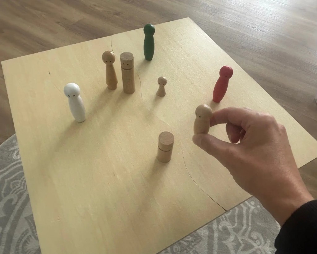 Plateau de constellation familiale individuelle à Rennes avec figurines représentant les membres d’une famille.