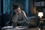 Personne épuisée avec mental en surcharge le soir, illustrant un burn out et l’hyperactivité mentale malgré le repos